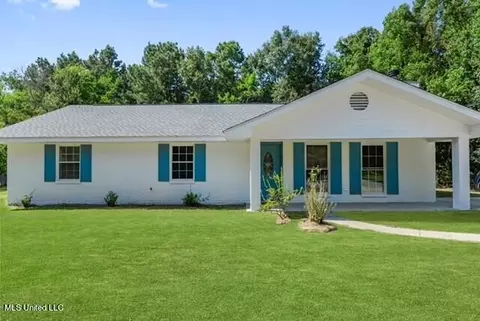 103 South St, Waveland, MS 39576