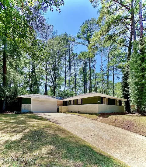 819 Briarwood Dr, Jackson, MS 39211