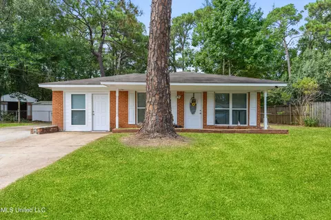 15916 Orange Dr, Biloxi, MS 39532