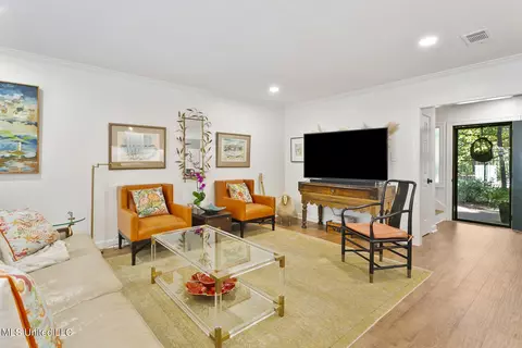 Living - 52 Eastbrooke St, Jackson, MS 39216 photo 2 of 4