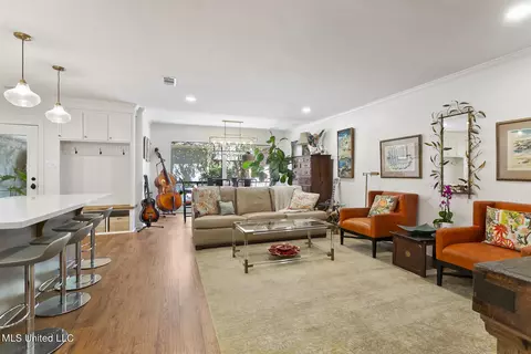 Living - 52 Eastbrooke St, Jackson, MS 39216 photo 3 of 4