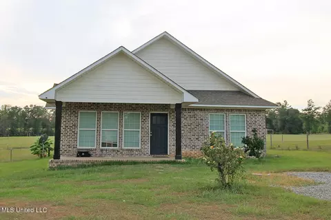137 Pineview Dr, Lucedale, MS 39452