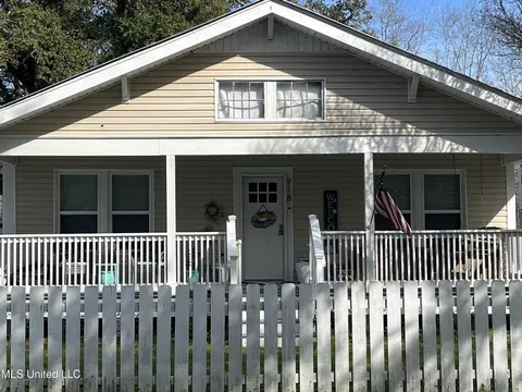 918 Sears Ave, Waveland, MS 39576