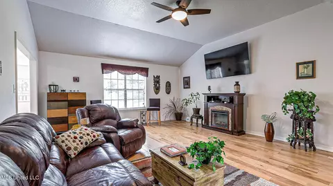 Living - 2315 Co Rd 39, Paulding, MS 39348 photo 2 of 4