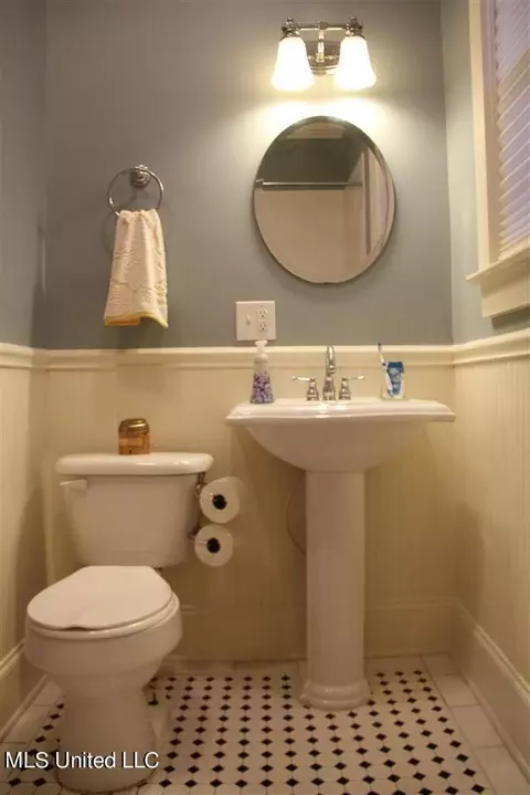 Bath - 927 Manship St, Jackson, MS 39202 photo 1 of 2