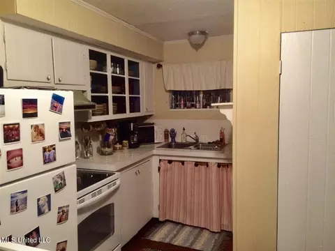 Kitchen - 927 Manship St, Jackson, MS 39202 photo 3 of 3