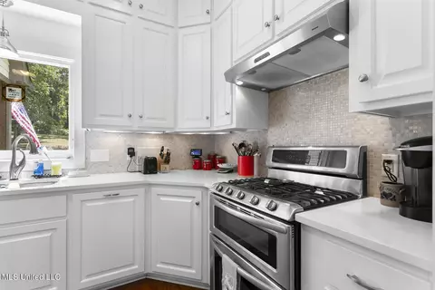 Kitchen - 316 Dover Ln, Madison, MS 39110 photo 5 of 6