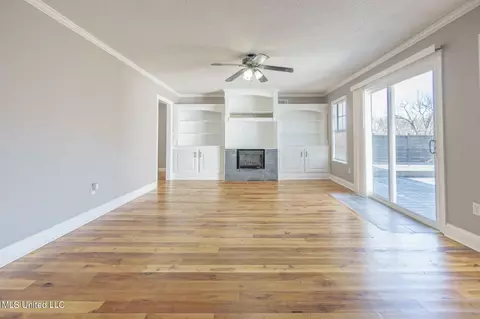 Living - 312 Thunderbird Dr, Hernando, MS 38632 photo 3 of 5