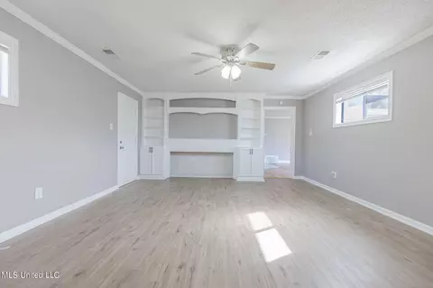 Living - 312 Thunderbird Dr, Hernando, MS 38632 photo 2 of 5