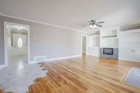 Living - 312 Thunderbird Dr, Hernando, MS 38632 photo 4 of 5