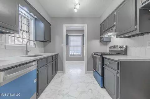 Kitchen - 312 Thunderbird Dr, Hernando, MS 38632 photo 2 of 4