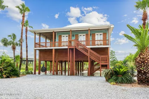 218 Front St, Pass Christian, MS 39571