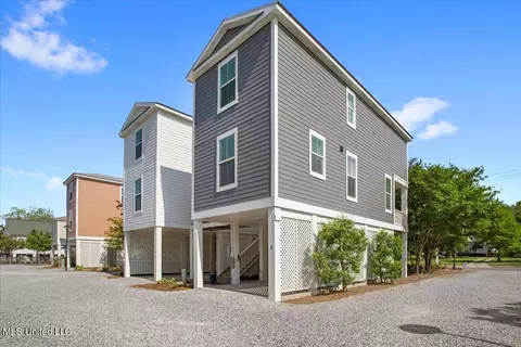 215 E Second St #5, Pass Christian, MS 39571