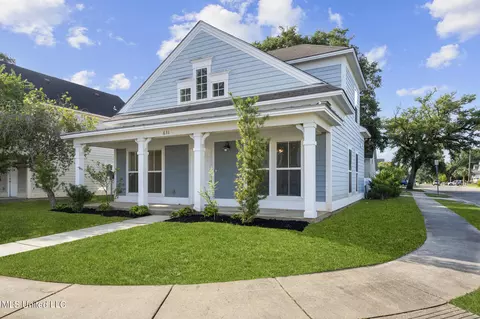 631 Crescent St, Biloxi, MS 39530