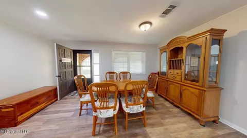 Dining - 450 Cato Rd, Brandon, MS 39042 photo 3 of 5