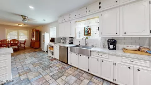 Kitchen - 450 Cato Rd, Brandon, MS 39042 photo 3 of 3