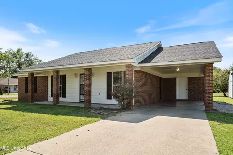 1013 Cedar Ridge Cv, Tunica, MS 38676