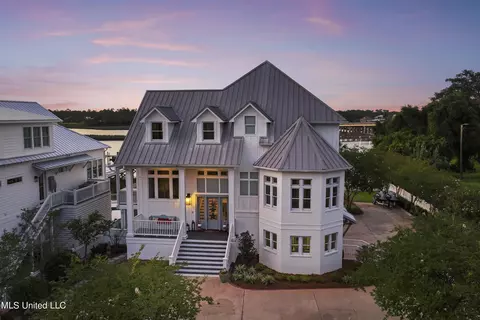 109 Iberville Landing Dr, Ocean Springs, MS 39564