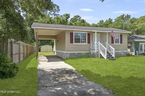 416 Wainwright St, Waveland, MS 39576