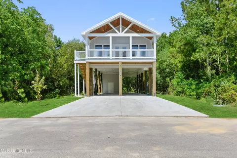 2038 Jay St, Bay Saint Louis, MS 39520