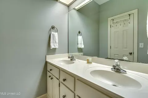Bath - 436 Ridge Cir, Brandon, MS 39047 photo 4 of 9