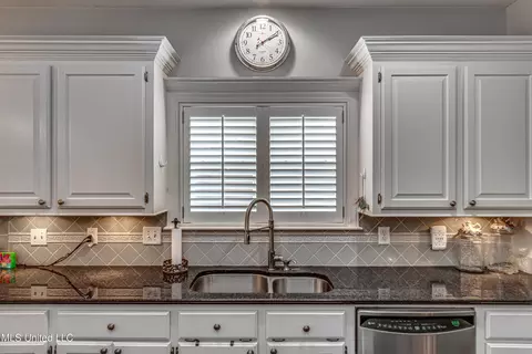Kitchen - 436 Ridge Cir, Brandon, MS 39047 photo 5 of 8
