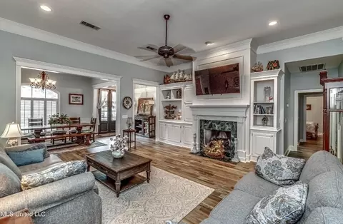 Living - 436 Ridge Cir, Brandon, MS 39047 photo 2 of 3