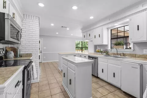 Kitchen - 1001 Preston Dr, Brandon, MS 39047 photo 1 of 4