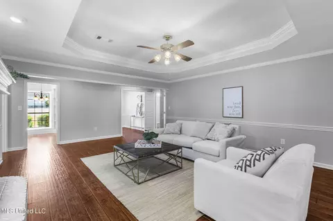 Living - 1001 Preston Dr, Brandon, MS 39047 photo 2 of 3
