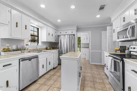 Kitchen - 1001 Preston Dr, Brandon, MS 39047 photo 3 of 4