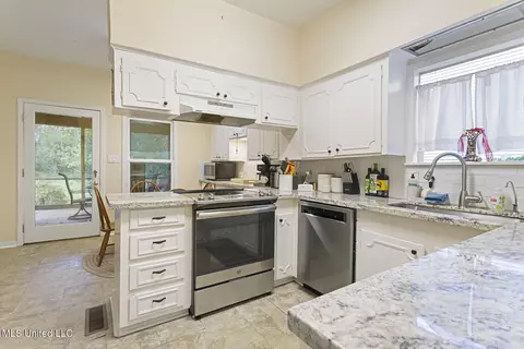 Kitchen - 1024 Pinehurst St, Jackson, MS 39202 photo 5 of 7
