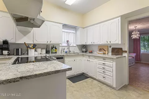 Kitchen - 1024 Pinehurst St, Jackson, MS 39202 photo 2 of 7