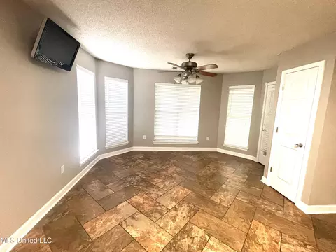 Living - 807 Cedar Trace Cir, Hernando, MS 38632 photo 4 of 5