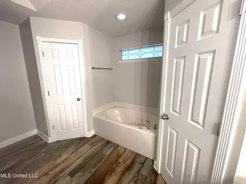 Bath - 807 Cedar Trace Cir, Hernando, MS 38632 photo 6 of 7