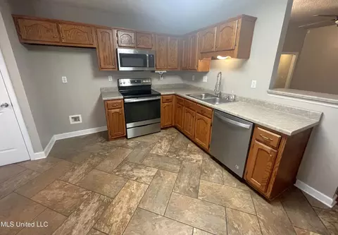 Kitchen - 807 Cedar Trace Cir, Hernando, MS 38632 photo 1 of 2