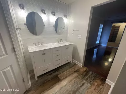 Bath - 807 Cedar Trace Cir, Hernando, MS 38632 photo 4 of 7