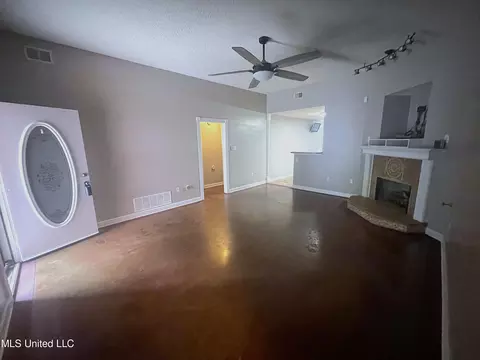 Living - 807 Cedar Trace Cir, Hernando, MS 38632 photo 2 of 5