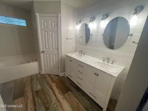Bath - 807 Cedar Trace Cir, Hernando, MS 38632 photo 3 of 7