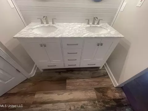 Bath - 807 Cedar Trace Cir, Hernando, MS 38632 photo 5 of 7
