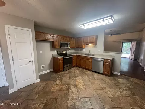 Kitchen - 807 Cedar Trace Cir, Hernando, MS 38632 photo 2 of 2