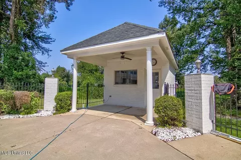 Exterior - 4925 Cherry Tree Dr, Olive Branch, MS 38654 photo 2 of 8
