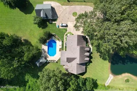 Exterior - 4925 Cherry Tree Dr, Olive Branch, MS 38654 photo 6 of 8