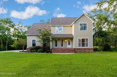 2152 Longfellow Rd, Bay Saint Louis, MS 39520