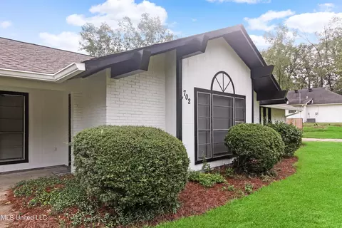 702 Pinehurst St, Clinton, MS 39056 photo 2