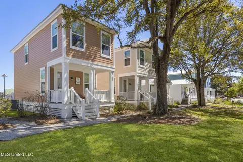2207 Government St #12, Ocean Springs, MS 39564