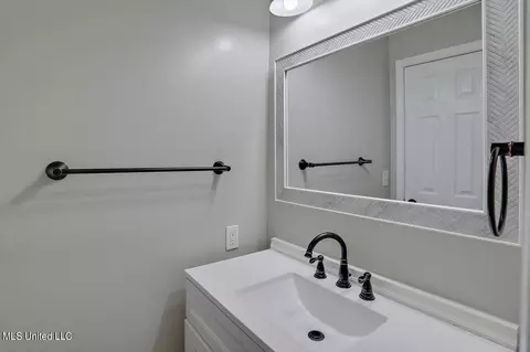 Bath - 1724 Plantation Blvd, Jackson, MS 39211 photo 3 of 5