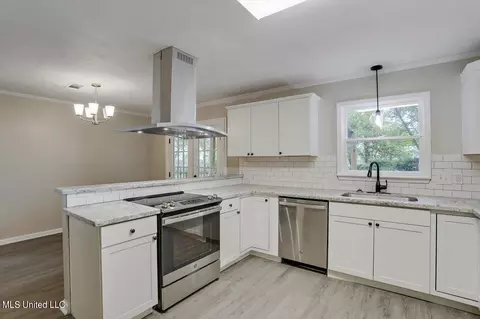 Kitchen - 1724 Plantation Blvd, Jackson, MS 39211 photo 2 of 3