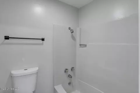 Bath - 1724 Plantation Blvd, Jackson, MS 39211 photo 5 of 5