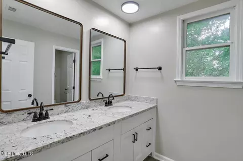 Bath - 1724 Plantation Blvd, Jackson, MS 39211 photo 4 of 5