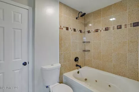 Bath - 1724 Plantation Blvd, Jackson, MS 39211 photo 2 of 5